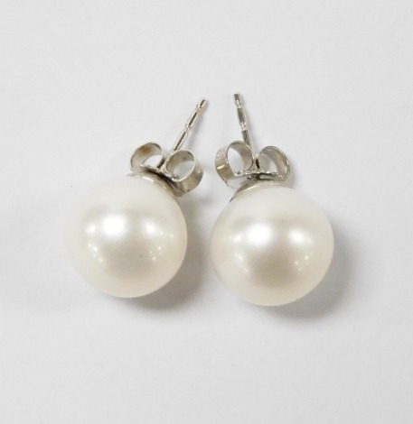 A pair of 9ct white gold and cultured pearl stud earrings, approx 9mm diameter.