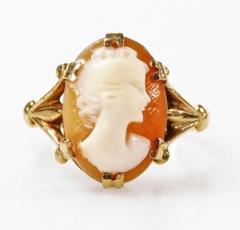 A 9ct gold and shell cameo ring, bust portrait of a lady, size O, 2.7g.