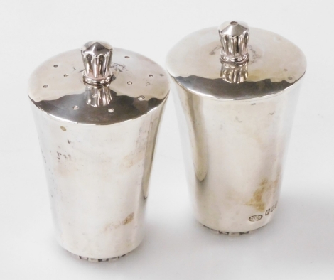 An Elizabeth II Scottish silver salt pot and pepper grinder, of cylindrical tapering form, Edinburgh 1959, 5.56oz, 7.5cm high.