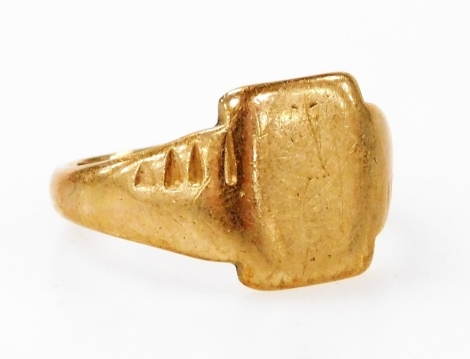 A 9ct gold gentleman's signet ring, with a vacant rectangular reserve, size S, 4.1g.