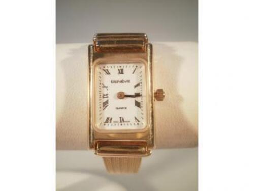 A lady's Geneve bracelet wristwatch