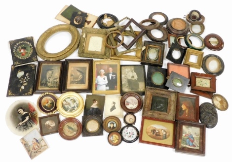 An assortment of wooden and giltwood picture frames, brass strut frame, framed engravings, etc. (a quantity)