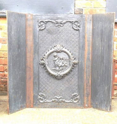 A 19thC cast iron fire back, the central section decorated with a raised cartouche of putti, etc., within a further rococo scroll panel flanked by reeded sides, 103cm high, 106cm wide.