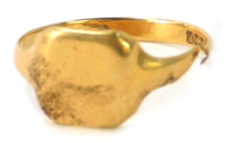 An 18ct gold gentleman's signet ring, with a square set panel, cut, 4.2g.