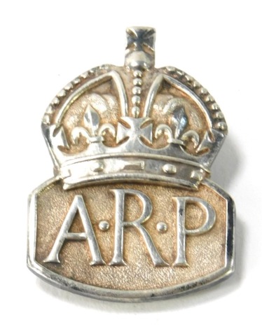 A silver ARP lapel badge, 3.5cm high, 10.4g.