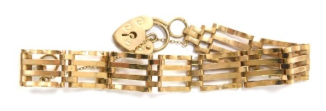 A 9ct gold gate bracelet, of four bar design, with safety chain and heart shaped padlock, 16cm long, 9.1g.