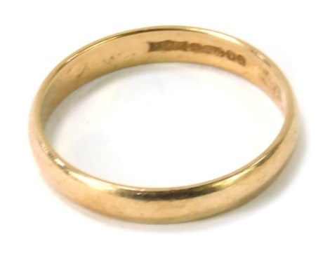 A 9ct gold wedding band, of plain design, London 1924, ring size Q, 2g.