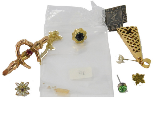 A group of jewellery, comprising a 9ct gold bar brooch, with horseshoe and set with central ruby, various loose earrings, a fine link 9ct gold neck chain, gold plated pendant and a silver plated Anteka brooch, lacking back, 11.6g all in. (AF)