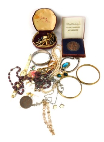 A group of costume jewellery, comprising Aviva and other lady's wristwatches, cultured pearl pendants, hammered silver bangle, etc. (1 tray)