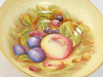 An Aynsley Orchard Gold pattern fruit bowl, of circular, footed form, painted with fruit by N Brunt, with a gilt rim, with green Aynsley stamp to underside, 22cm diameter, 7cm high. - 2