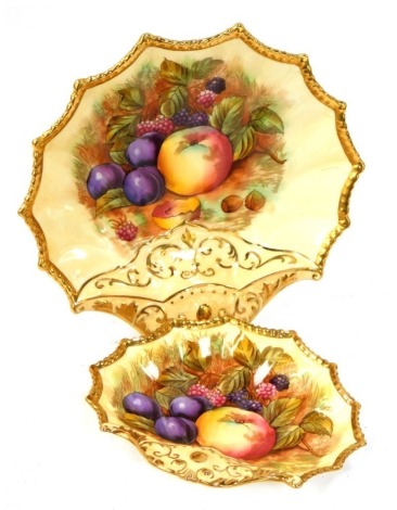 Two Aynsley Orchard Gold pattern graduated dishes, each of scallop shell form, painted with fruit by D Jones, with gilt outer border, green Aynsley stamp to underside, the largest 20cm x 19cm, the smallest 14cm x 16cm. (2)