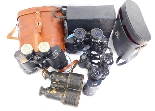 A group of binoculars, comprising a Panorama 8x40 field binocular set number 7661, racing binoculars, Eikow airport 12x50 binoculars, Commadore 7X-14X35 binoculars, etc. (5 pairs)