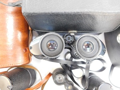 A group of binoculars, comprising a Panorama 8x40 field binocular set number 7661, racing binoculars, Eikow airport 12x50 binoculars, Commadore 7X-14X35 binoculars, etc. (5 pairs) - 3