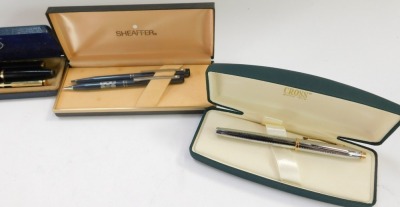 Pens, comprising Parker fountain and biro set, Shaffer TSB Bank advertising pen and pencil set, Cross fountain pen, unmarked black fountain pen, and a Shaffer silver coloured fountain pen. (1 tray) - 2