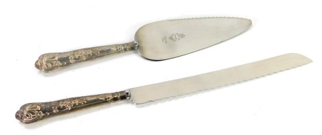 A silver Kings pattern handled cake presentation set, comprising cake slice and knife, in presentation box.