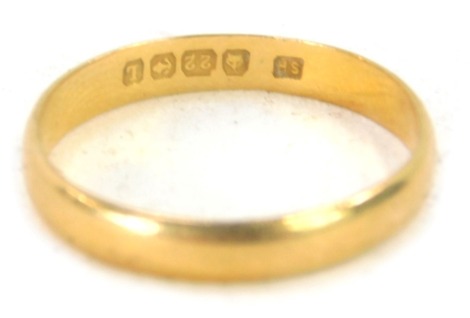 A 22ct gold wedding band, of plain design, 1.9g.