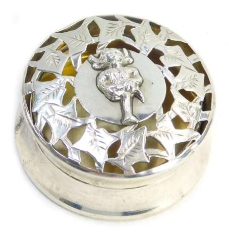 An Edward VII silver box, the lid embossed with the Lincoln Imp, within a pierced border of leaves, Saunders and Hollings, Chester 1907, 15.8g.