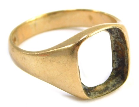 A gentleman's 9ct gold signet ring, central stone lacking, 4.6g.