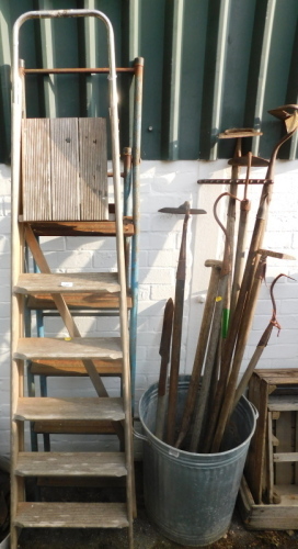 A wooden step ladder, metal step ladder, dustbin, and various tools, comprising hoes, rake, etc. (a quantity)