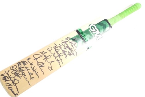 A Gunn & Moore Duellist Contender cricket bat, signed by the Leicestershire Cricket Team from 2010.