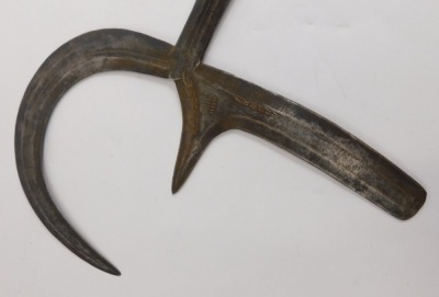 An African Kpinga throwing knife, with shaped elaborate blade and turned handle, 55cm high. - 3