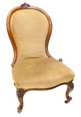 A late 19thC show frame spoon back chair, with scroll supports, on cabriole legs terminating in castors, 94cm high.