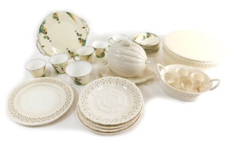 An Aynsley Art Deco design florally patterned tea service, comprising cups, serving plate, saucers, etc., and a quantity of modern creamware, lidded tureen, 17cm wide, further tureen, leaf plate, etc. (a quantity)