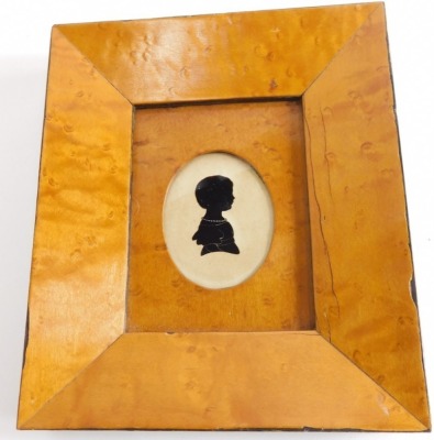 A 19thC silhouette of a girl, 7cm x 5cm, in bird's eye maple frame. - 2