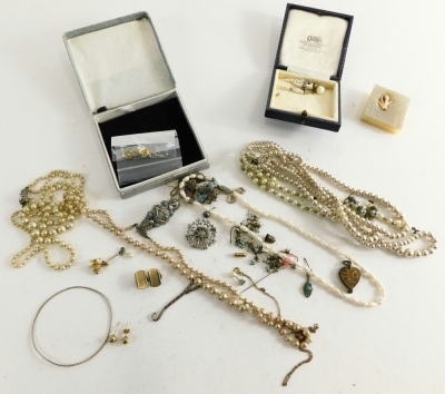 Various costume jewellery, comprising faux pearl and cultured pearl necklaces, compact, brooches 3cm wide, etc. (a quantity)