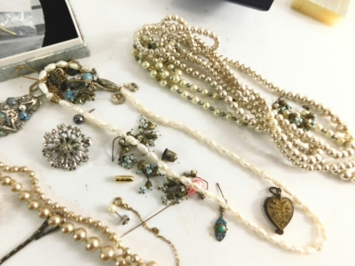 Various costume jewellery, comprising faux pearl and cultured pearl necklaces, compact, brooches 3cm wide, etc. (a quantity) - 2