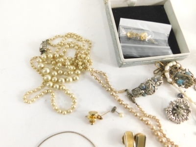 Various costume jewellery, comprising faux pearl and cultured pearl necklaces, compact, brooches 3cm wide, etc. (a quantity) - 3