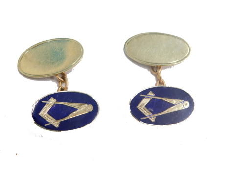 A pair of 9ct gold part enamel Masonic cufflinks, with oval discs, one plain, the other set with set square and compass, with chain centres, 8.7g all in. (2)