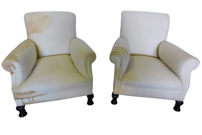 A pair of early 20thC armchairs, upholstered in white calico, on short cabriole legs, with pad feet, 80cm high, 78cm wide, 92cm deep.