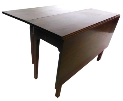 A George III mahogany drop leaf table, of plain form, on square tapering legs, 72cm high, 119cm wide.