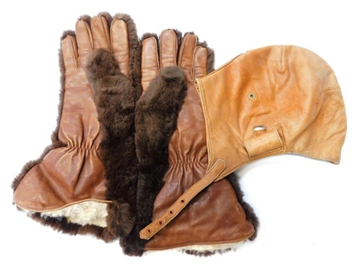 A World War I period flying helmet and associated gauntlets.