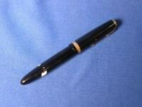 A black Parker Lady Duofold fountain pen with yellow metal band