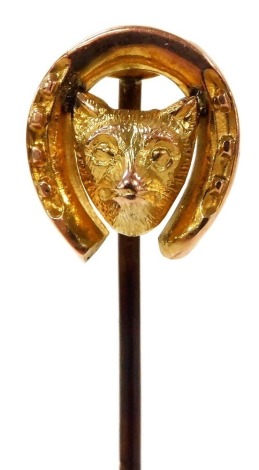 A tie pin, formed as a fox's head and horseshoe, yellow metal, 1.4g.