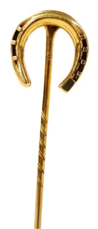 An Edwardian tie pin formed as a horseshoe, yellow metal, stamped 15, 3.1g.