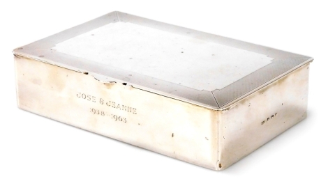 A George V silver cigar box, the lid with engine turned decoration, the body engraved Jose and Jeanne 1938-1963, Birmingham 1938, 16.5cm wide.