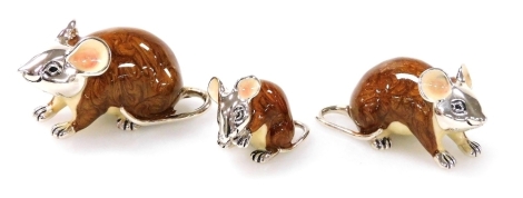 Three Saturno silver and enamelled models of mice, each marked 925, 2cm, 1.6cm and 1.5cm high.