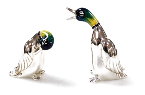 Two Saturno silver and enamelled models of ducks, in seated position, 4cm and 3cm high, each marked 925.