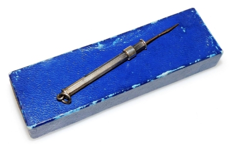 An Elizabeth II silver retracting toothpick, with engine turned decoration, the pick stamped 375, H Huntley & Sons Ltd., Birmingham 1982, 6.2cm long when extended, boxed.