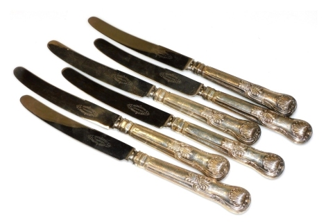 A set of six George III King's pattern silver handled table knives, crest engraved, with later stainless steel blades, London 1816 and 1820, 16.75oz all in.