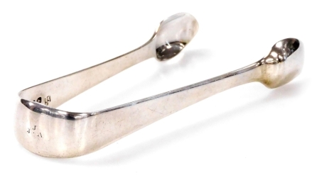 A pair of George III silver sugar tongs, London 1816, 1.31oz.