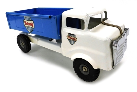 A Triang tinplate model of a dumper truck, with a white cab and chassis, and blue tipper, 37cm wide.