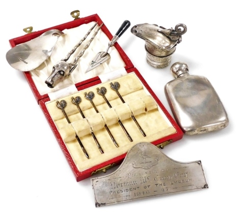 A group of small silver, to include a George V silver shoe horn, mis-shapen, Sheffield 1931, a Victorian silver claret jug lid, hallmarks, rubbed, a silver presentation plaque presented to Norman Mr Caig Esq, President of The Lyceum 1946-47, marked silver