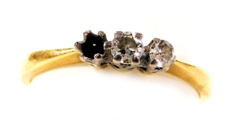 An 18ct gold and diamond three stone ring, one stone lacking, size O, 3.0g.