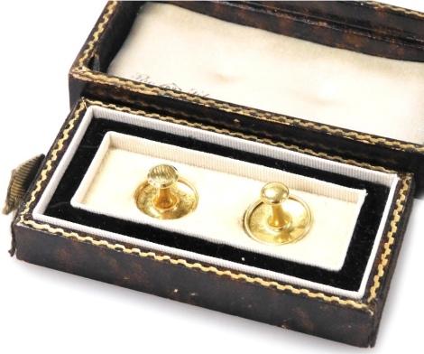 A pair of 9ct gold shirt studs, boxed, 1.9g.