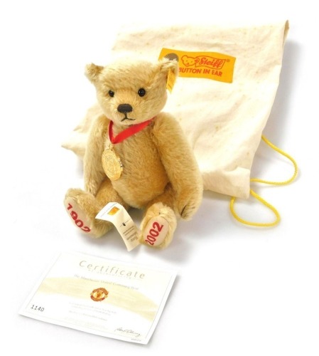 Steiff with cloud cradle 2002 シュタイフ　ベア A Steiff Manchester United Centenary Bear, for Danbury Mint