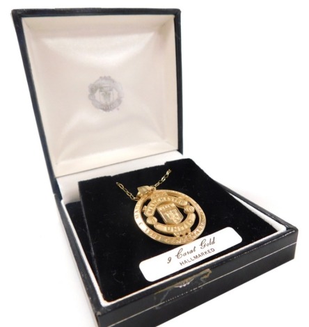 A 9ct gold Manchester United centenary medallion, on a 9ct gold belcher link chain, boxed, 4.0g.